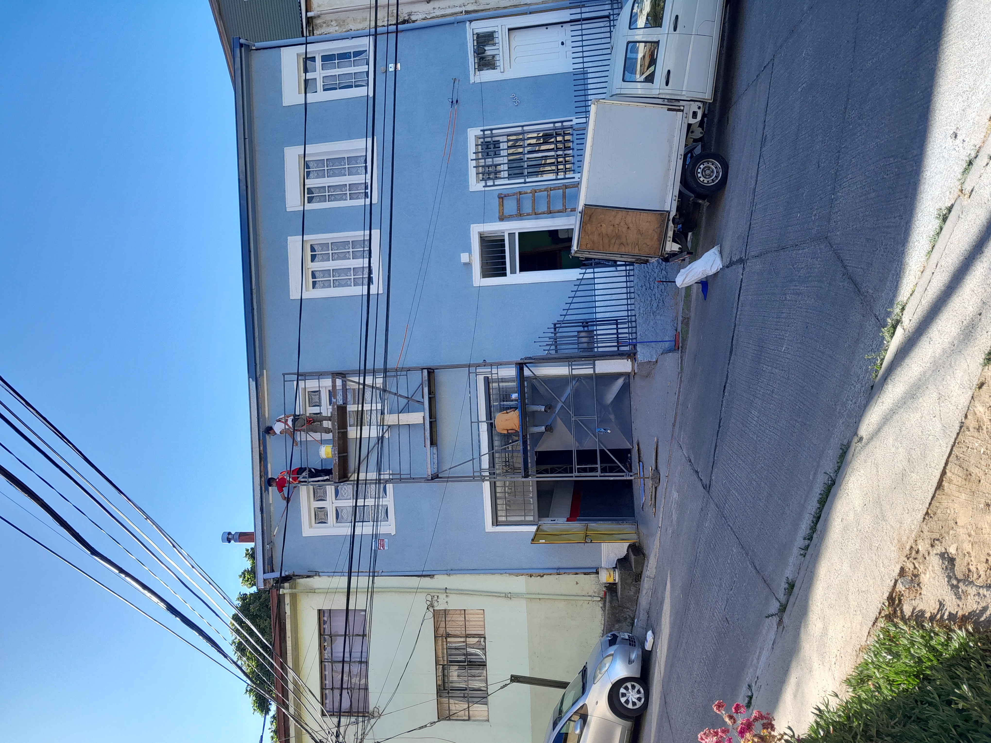 Pintura de fachada exterior en edificio residencial Chile — Servicios Integrales DAR