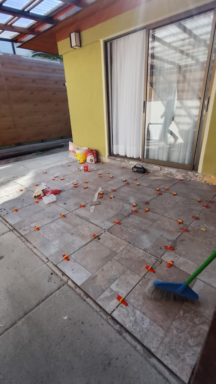Instalación de pisos cerámicos con niveladores en terraza — remodelación DAR